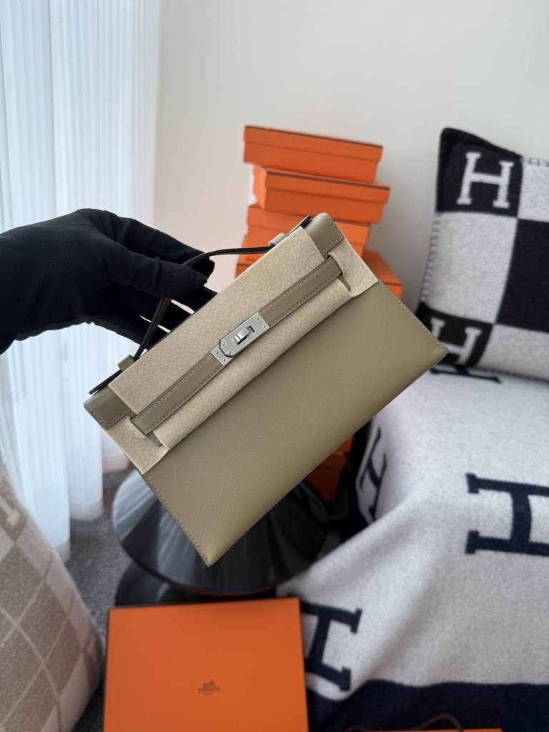 Kelly Pochette 22cm Swift Skin Beige Marfa Silver Hardware