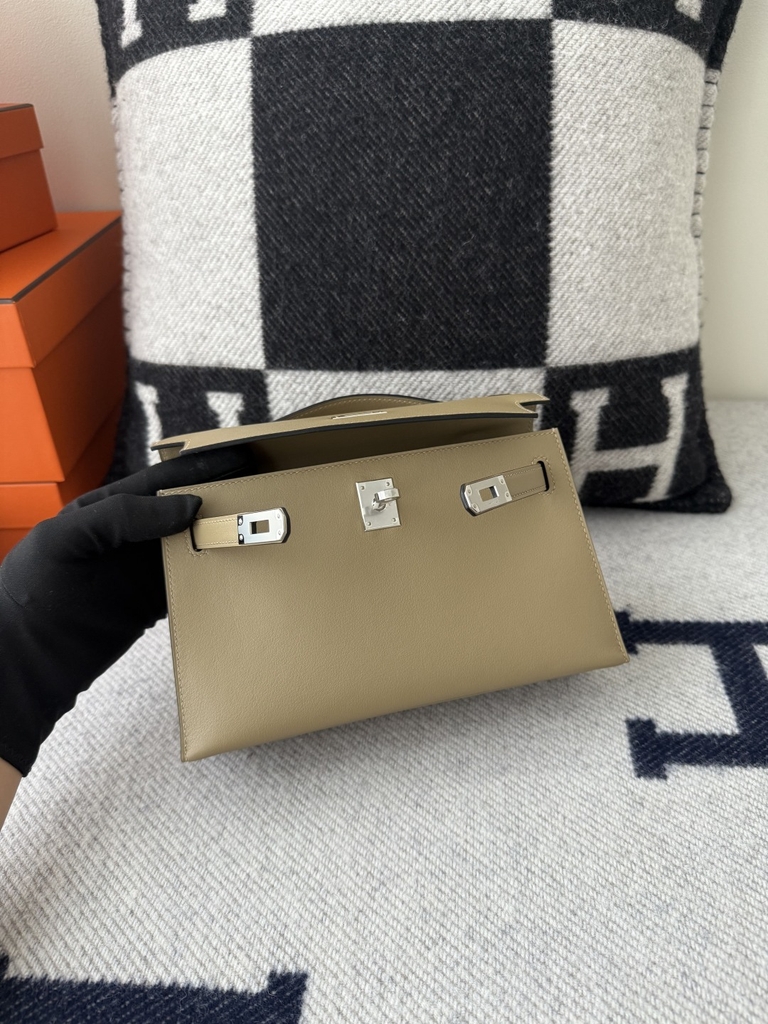 Kelly Pochette 22cm Swift Skin Beige Marfa Silver Hardware