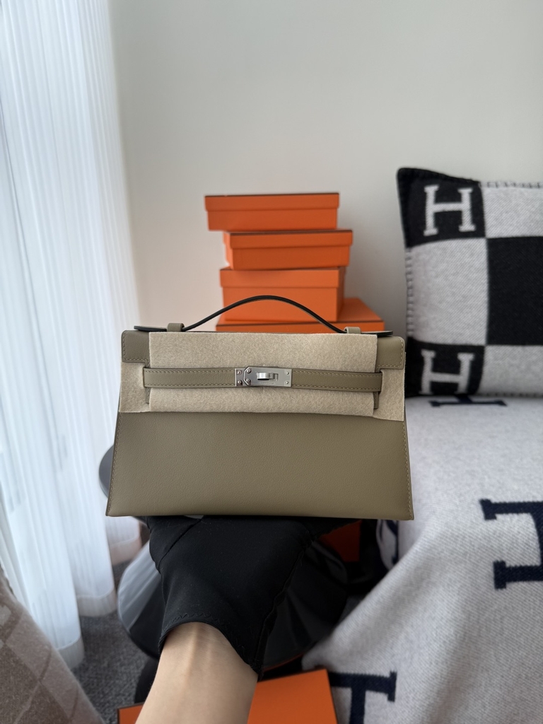 Kelly Pochette 22cm Swift Skin Beige Marfa Silver Hardware