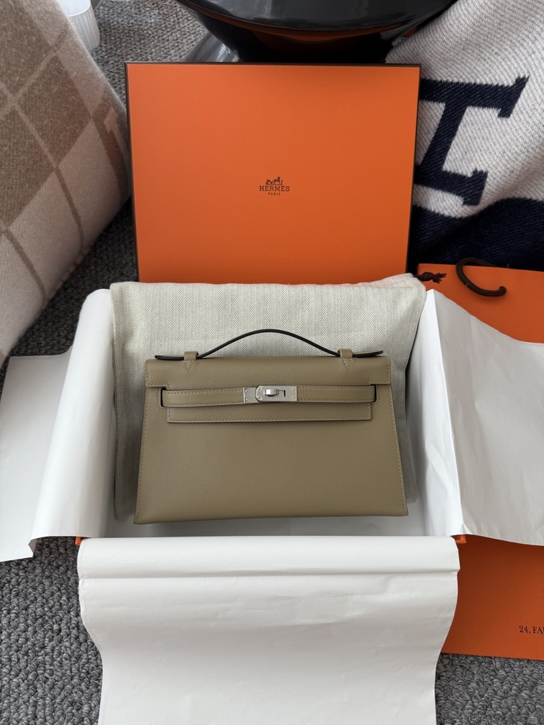 Kelly Pochette 22cm Swift Skin Beige Marfa Silver Hardware
