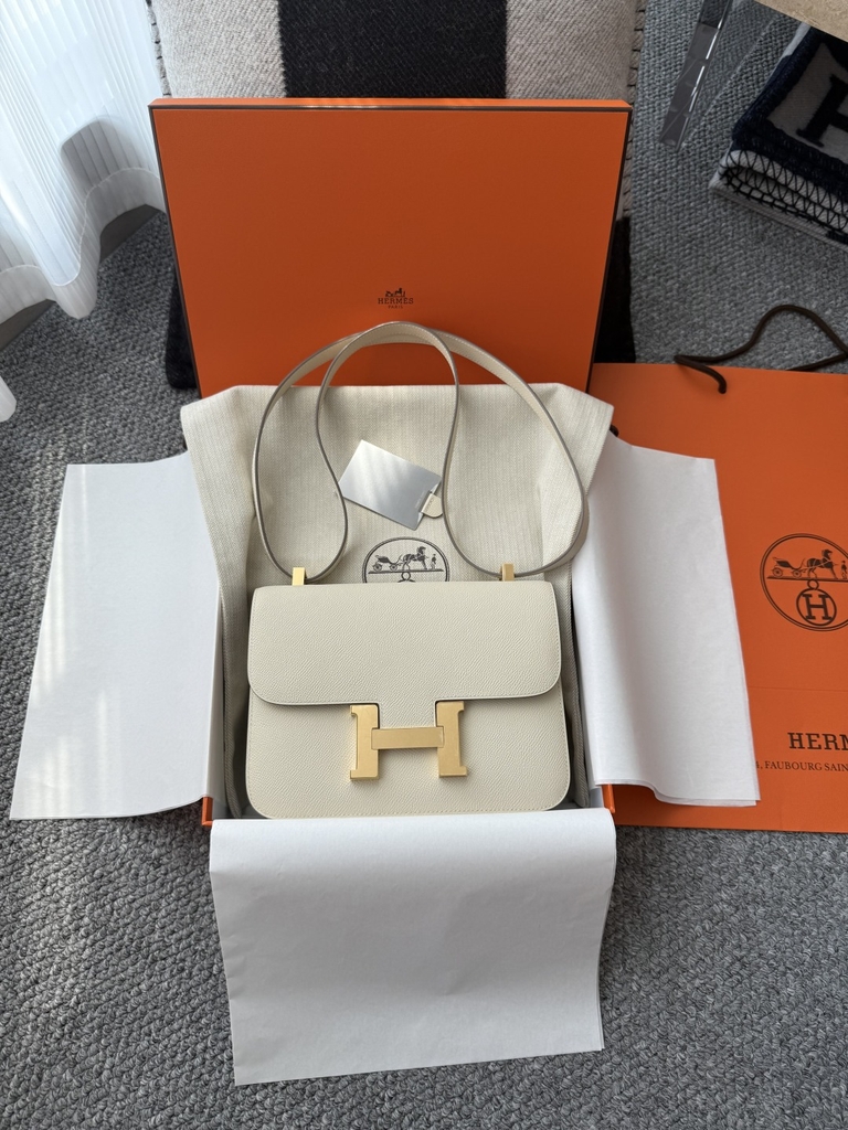 Constance 23cm New Style Mirror, Epsom Skin, CC10 Craie Color, Gold Hardware