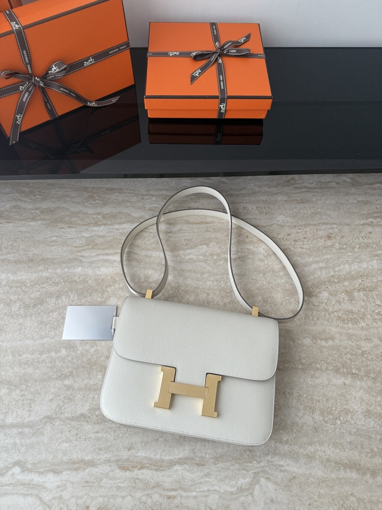 Constance 23cm New Style Mirror, Epsom Skin, CC10 Craie Color, Gold Hardware