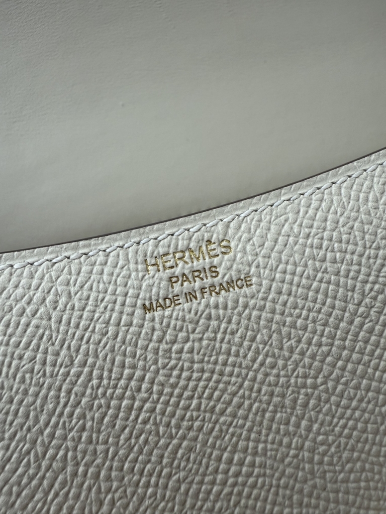 Constance 23cm New Style Mirror, Epsom Skin, CC10 Craie Color, Gold Hardware