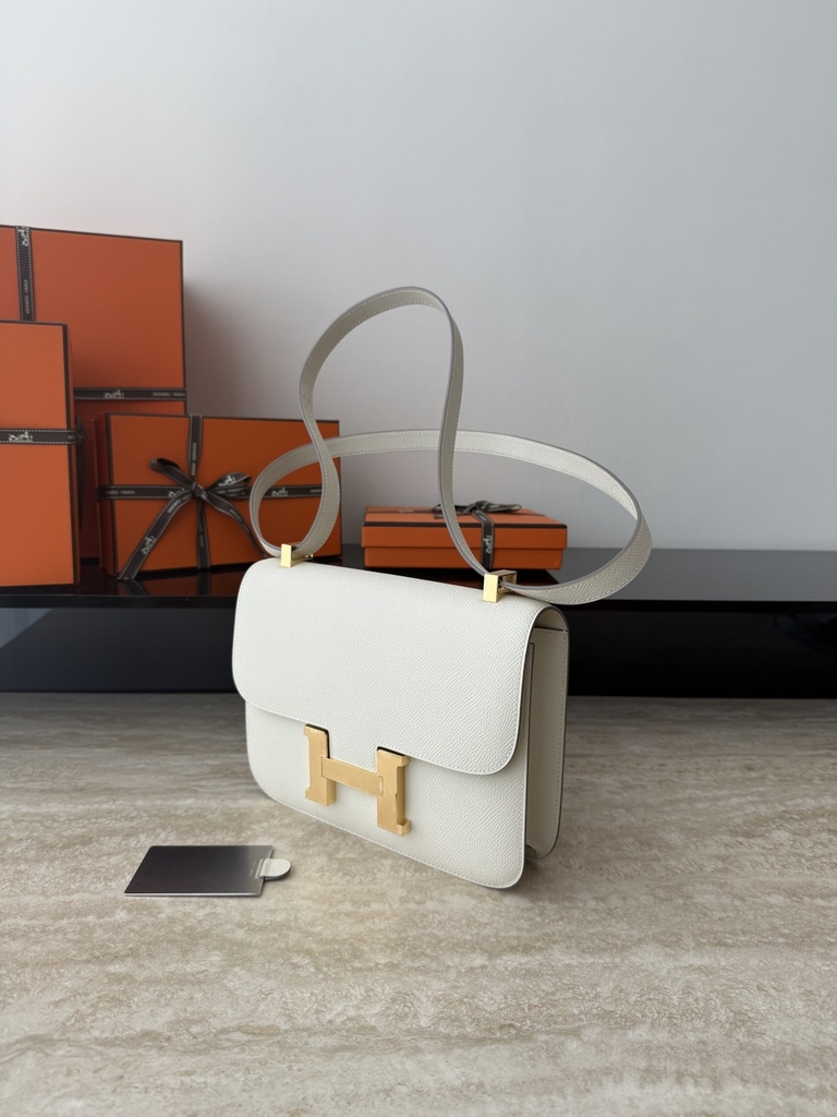 Constance 23cm New Style Mirror, Epsom Skin, CC10 Craie Color, Gold Hardware