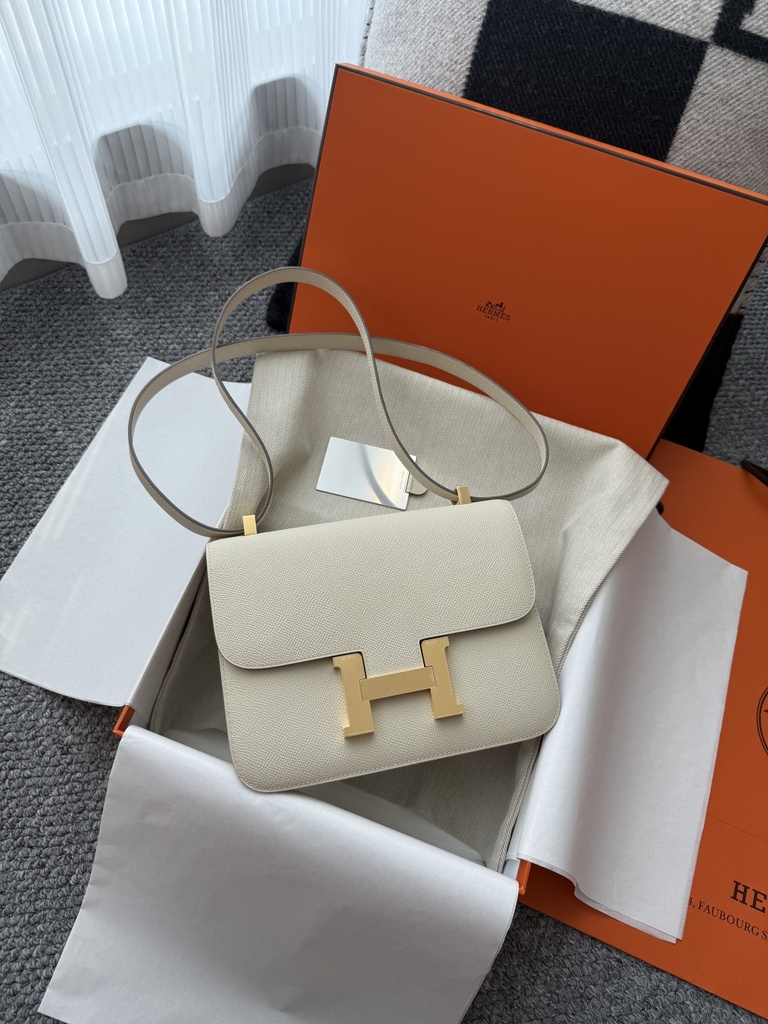 Constance 23cm New Style Mirror, Epsom Skin, CC10 Craie Color, Gold Hardware