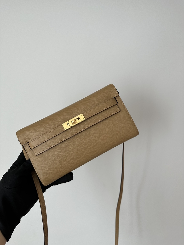Kelly To Go Crossbody Wallet, Imported Epsom Leather, 0M Chai Beige & X9 Mauve Sylvestre Purple with Gold Hardware.