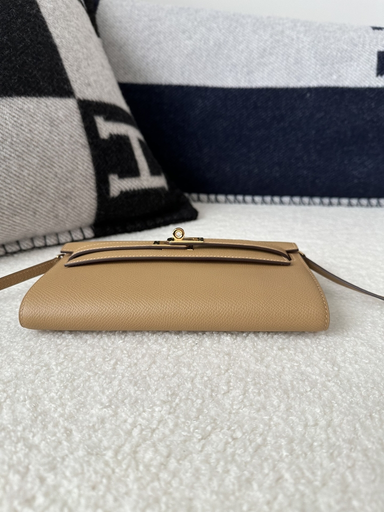 Kelly To Go Crossbody Wallet, Imported Epsom Leather, 0M Chai Beige & X9 Mauve Sylvestre Purple with Gold Hardware.