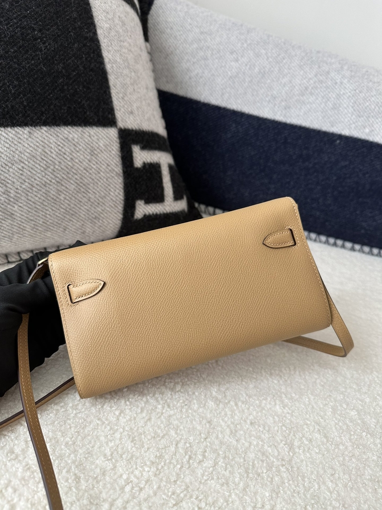 Kelly To Go Crossbody Wallet, Imported Epsom Leather, 0M Chai Beige & X9 Mauve Sylvestre Purple with Gold Hardware.