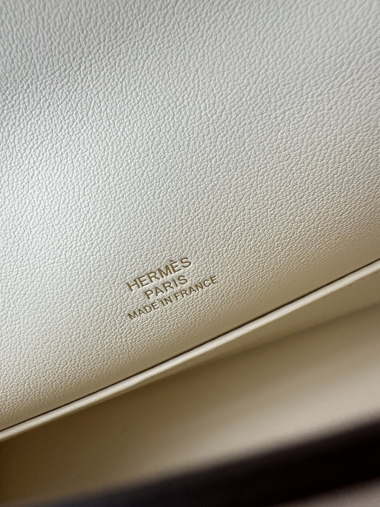 Kelly Pochette I 22cm, Imported Swift Calfskin, I2 Nata Cream White with Gold Hardware.
