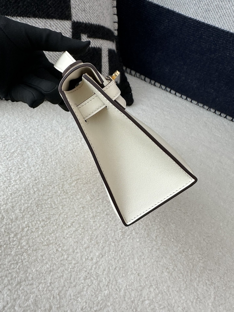 Kelly Pochette I 22cm, Imported Swift Calfskin, I2 Nata Cream White with Gold Hardware.