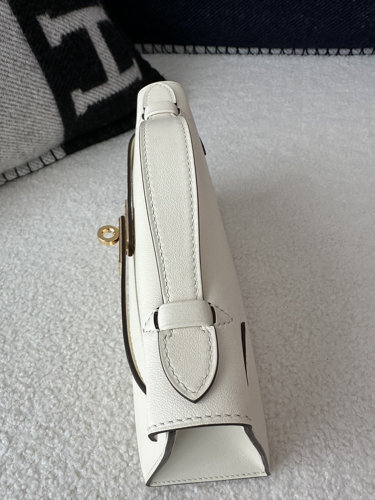 Kelly Pochette I 22cm, Imported Swift Calfskin, I2 Nata Cream White with Gold Hardware.