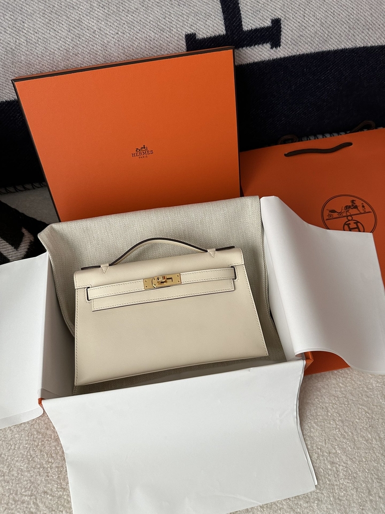 Kelly Pochette I 22cm, Imported Swift Calfskin, I2 Nata Cream White with Gold Hardware.