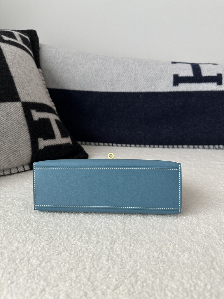 Kelly Pochette I 22cm, Imported Swift Calfskin, D2 New Bleu Jean with Gold Hardware.