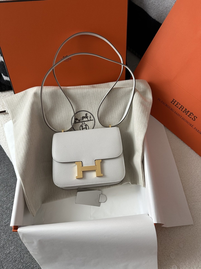 Constance 18cm, Classic Style, Imported Epsom Grained Leather, M4 Gris Pale with Gold Hardware.