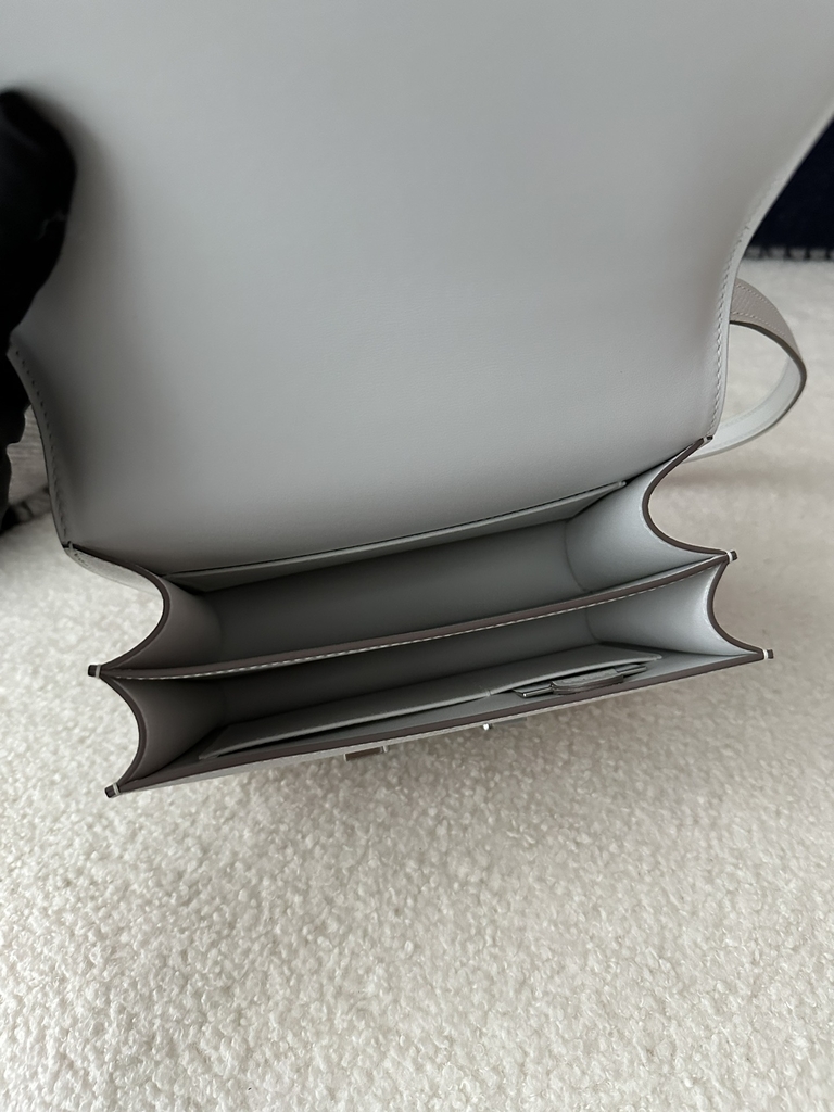 Constance 18cm, Classic Style, Imported Epsom Grained Leather, M4 Gris Pale with Silver Hardware.