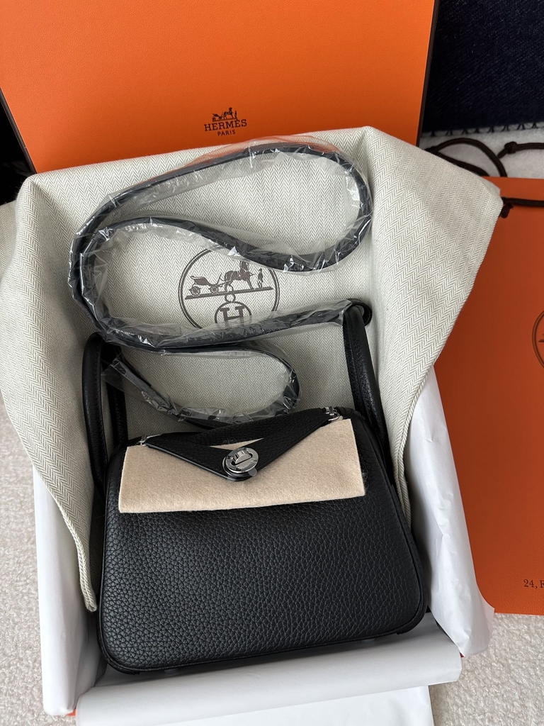 Lindy Mini in Imported Tc Clemence Leather, CK89 Noir (Black) with Silver Hardware.