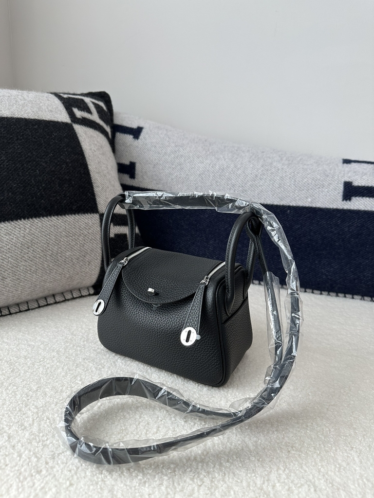 Lindy Mini in Imported Tc Clemence Leather, CK89 Noir (Black) with Silver Hardware.