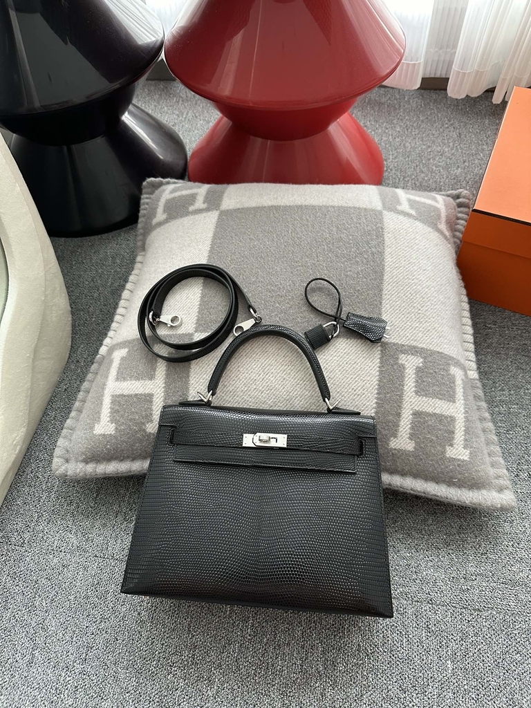 Kelly 25cm in Imported Lizard Skin, CK89 Noir (Black) with Silver Hardware.