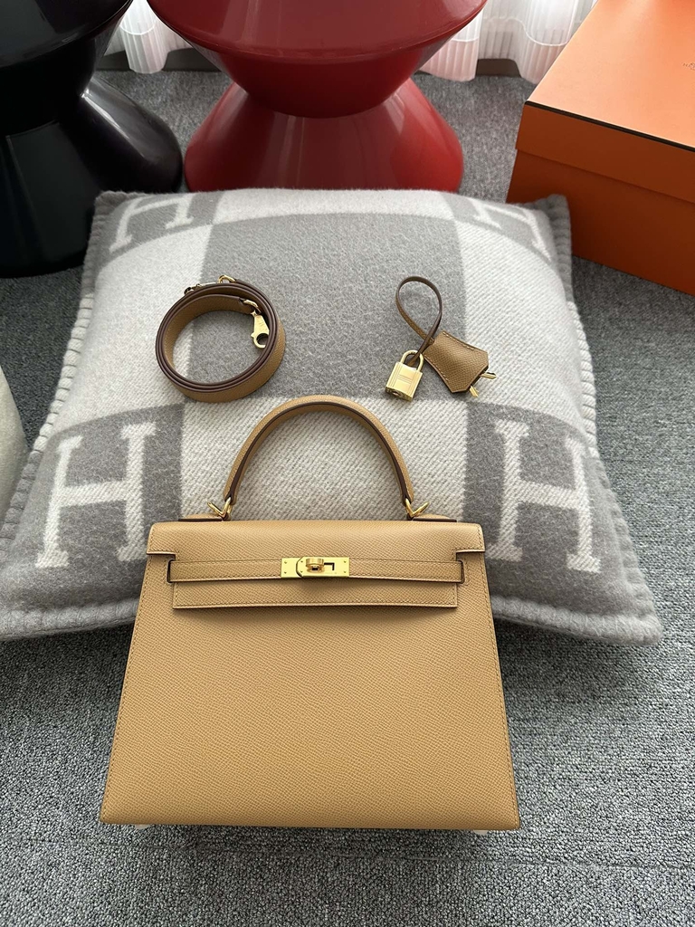 Kelly 25cm in imported Epsom grained leather, 0M Chai (milk tea) with gold hardware.