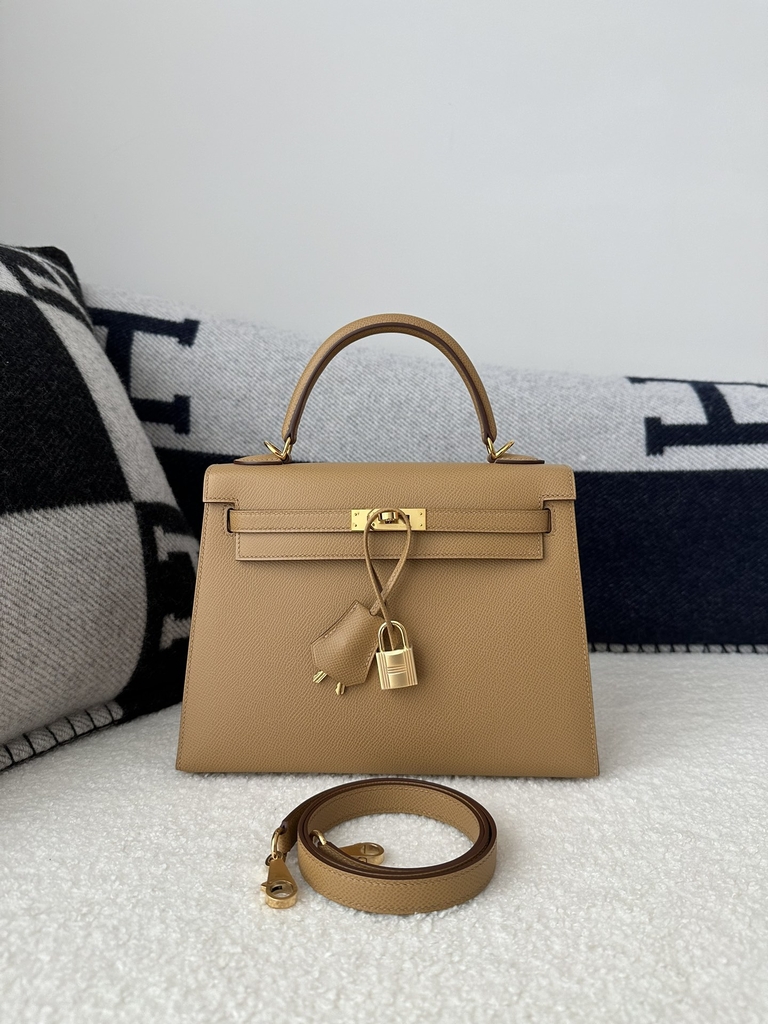 Kelly 25cm in imported Epsom grained leather, 0M Chai (milk tea) with gold hardware.