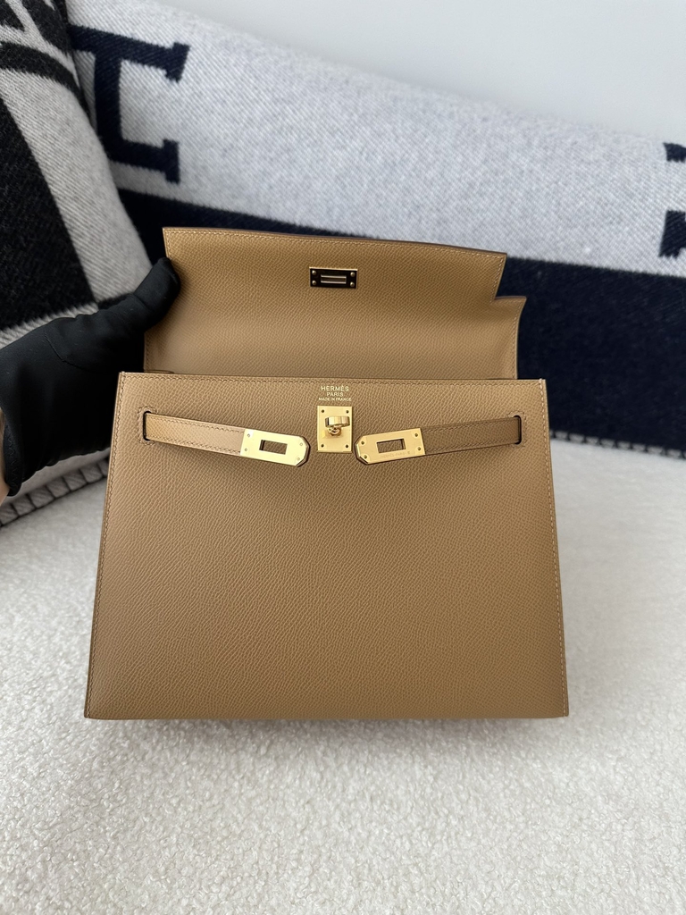 Kelly 25cm in imported Epsom grained leather, 0M Chai (milk tea) with gold hardware.