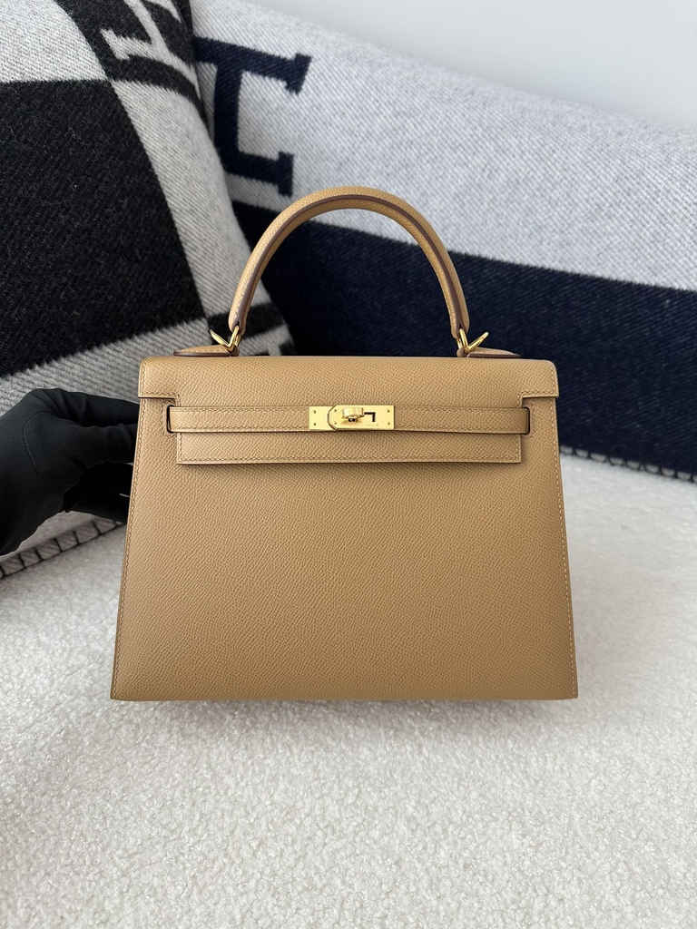 Kelly 25cm in imported Epsom grained leather, 0M Chai (milk tea) with gold hardware.