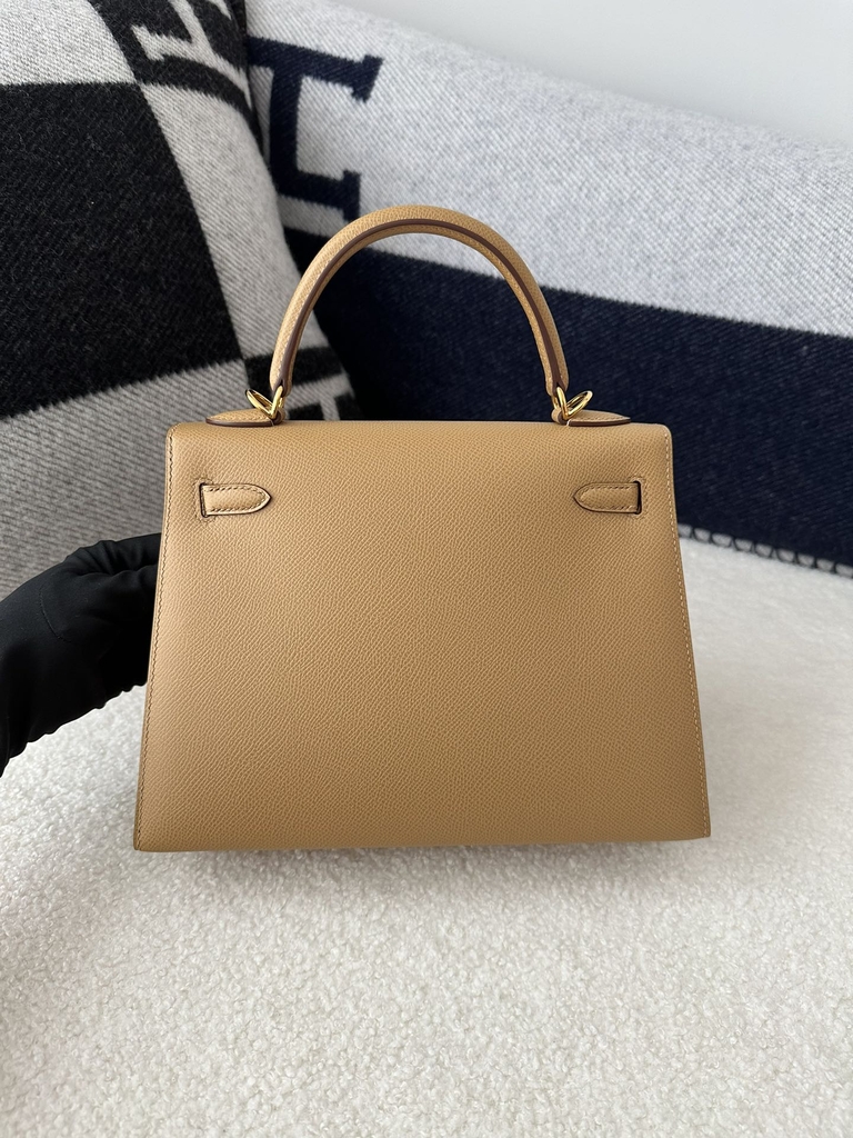 Kelly 25cm in imported Epsom grained leather, 0M Chai (milk tea) with gold hardware.