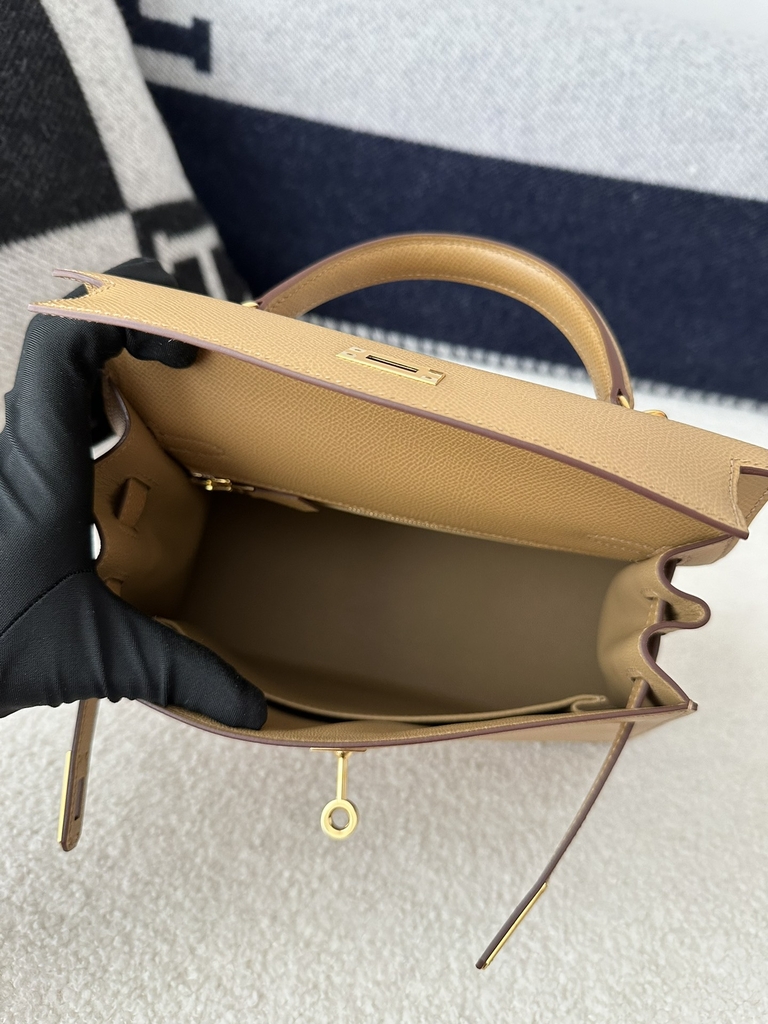Kelly 25cm in imported Epsom grained leather, 0M Chai (milk tea) with gold hardware.
