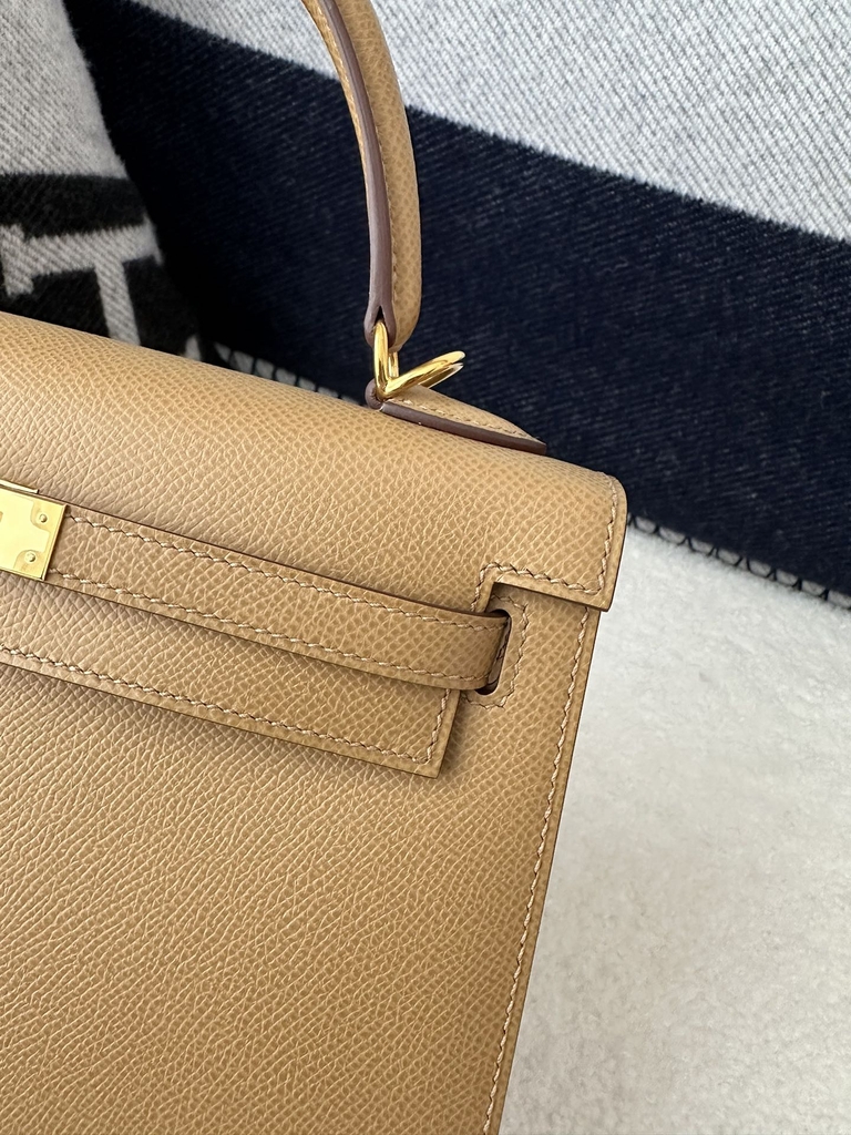 Kelly 25cm in imported Epsom grained leather, 0M Chai (milk tea) with gold hardware.