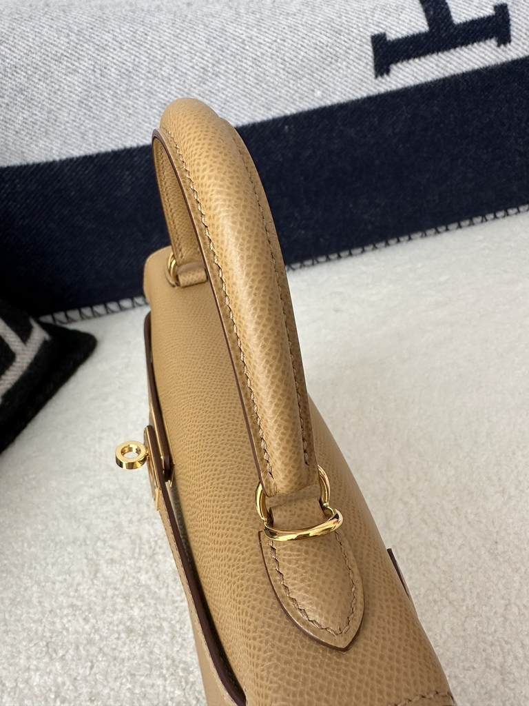 Kelly 25cm in imported Epsom grained leather, 0M Chai (milk tea) with gold hardware.