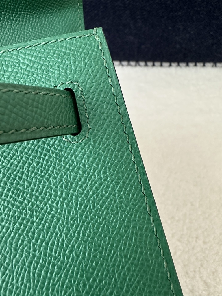 Kelly 25cm in imported Epsom grained leather, Z6 Malachite (peacock green) with gold hardware.