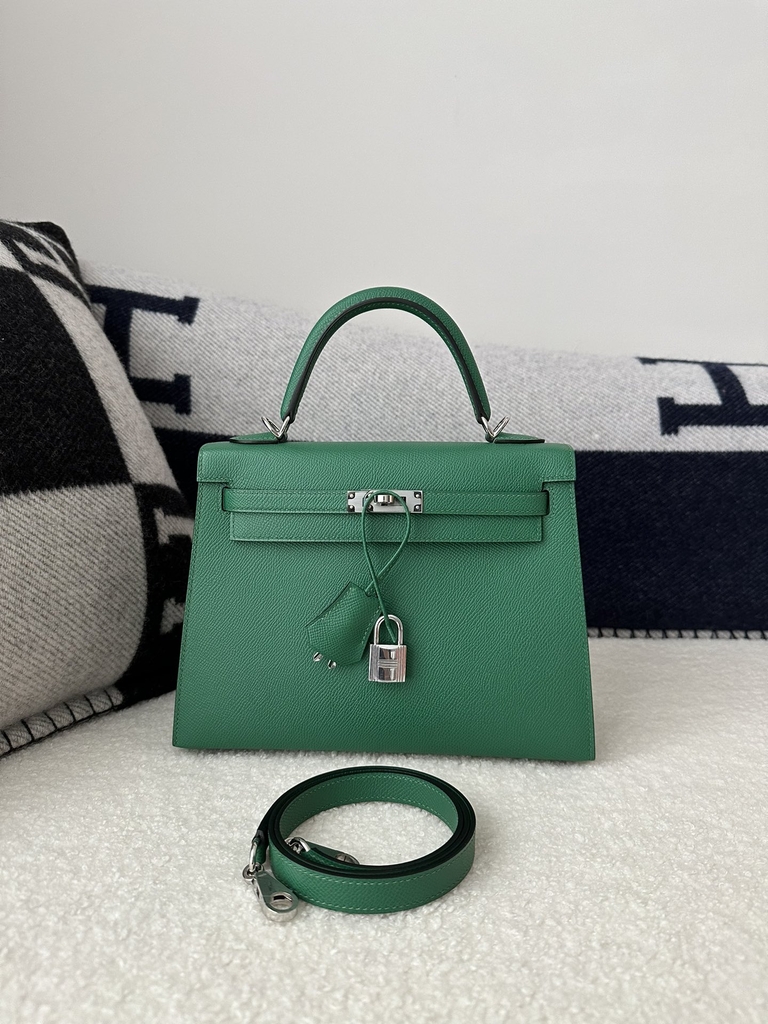 Kelly 25cm in imported Epsom grained leather, Z6 Malachite (peacock green) with gold hardware.