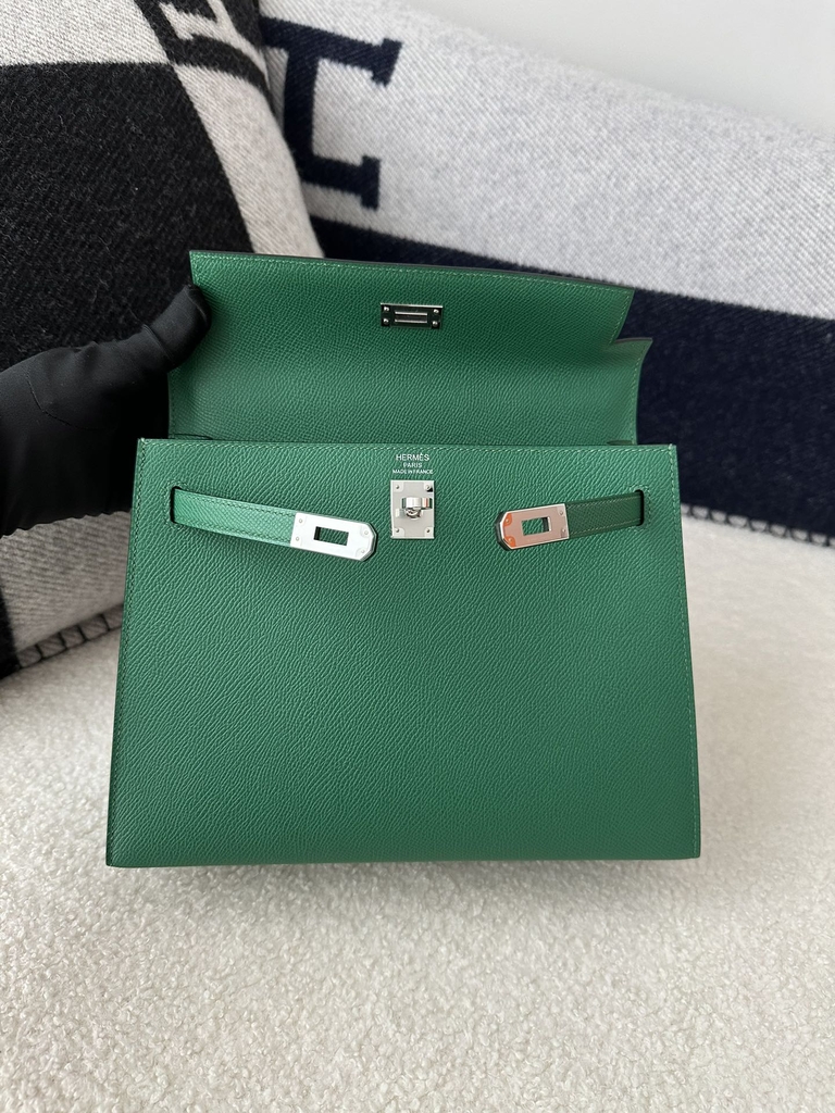 Kelly 25cm in imported Epsom grained leather, Z6 Malachite (peacock green) with gold hardware.