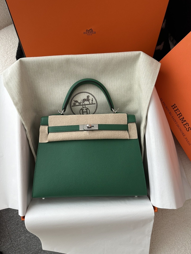 Kelly 25cm in imported Epsom grained leather, Z6 Malachite (peacock green) with gold hardware.