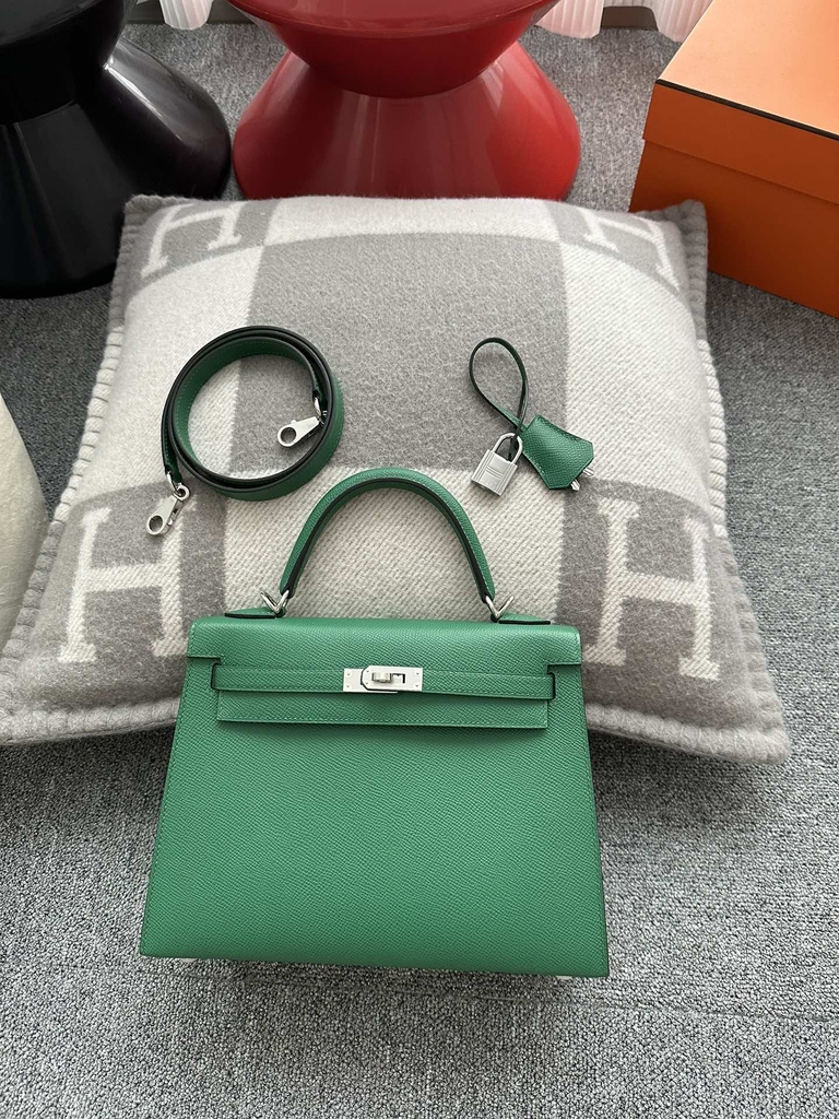 Kelly 25cm in imported Epsom grained leather, Z6 Malachite (peacock green) with gold hardware.
