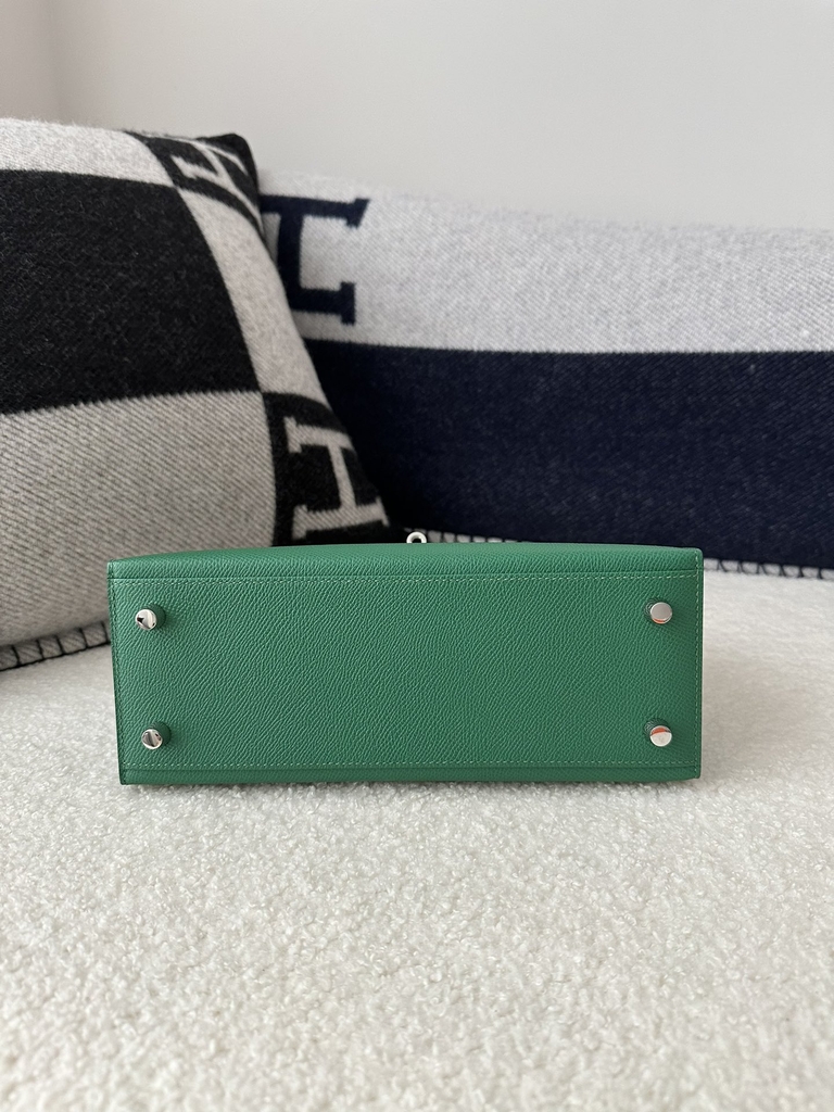 Kelly 25cm in imported Epsom grained leather, Z6 Malachite (peacock green) with gold hardware.