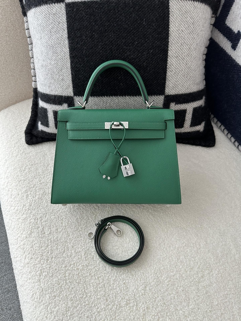 Kelly 25cm in imported Epsom grained leather, Z6 Malachite (peacock green) with gold hardware.
