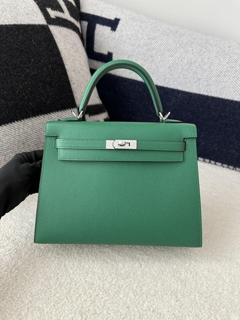 Kelly 25cm in imported Epsom grained leather, Z6 Malachite (peacock green) with gold hardware.