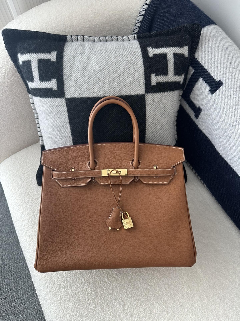 Birkin 35cm in imported Togo calfskin leather, CC37 Gold (classic brown) with gold hardware.