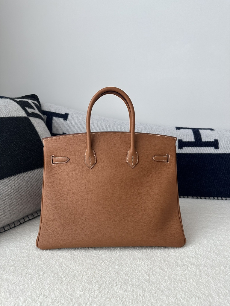 Birkin 35cm in imported Togo calfskin leather, CC37 Gold (classic brown) with gold hardware.
