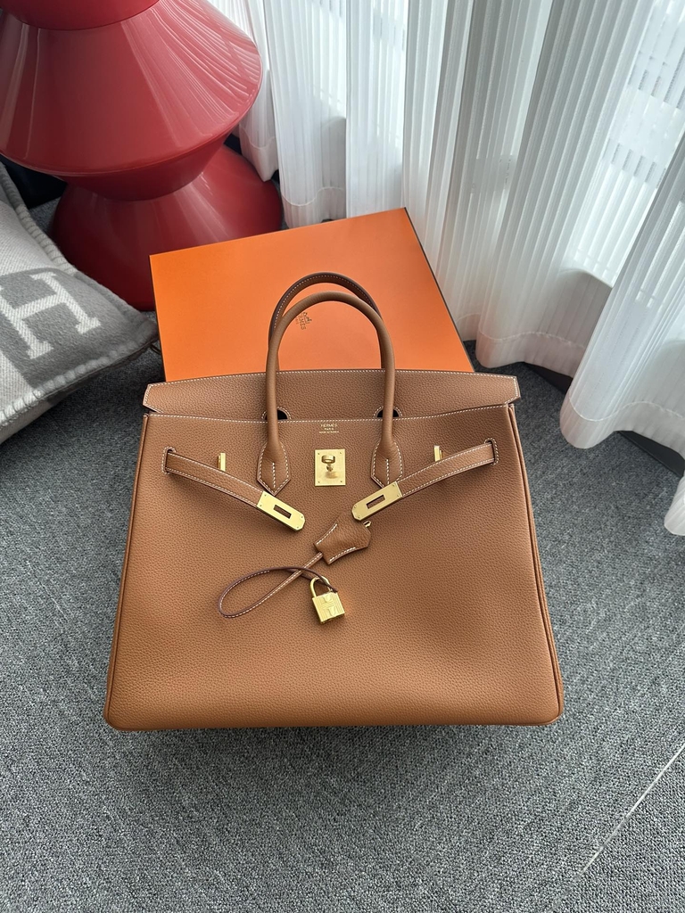 Birkin 35cm in imported Togo calfskin leather, CC37 Gold (classic brown) with gold hardware.
