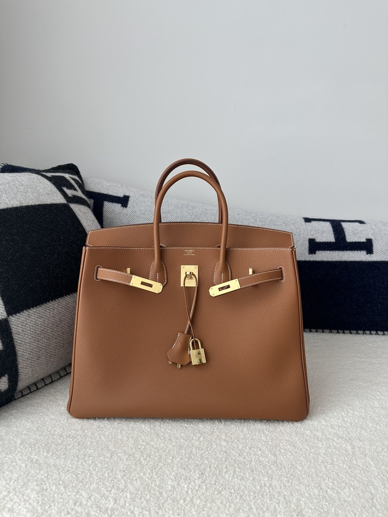 Birkin 35cm in imported Togo calfskin leather, CC37 Gold (classic brown) with gold hardware.