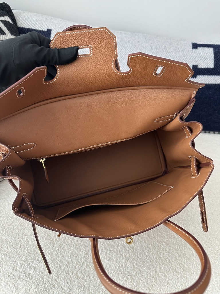 Birkin 35cm in imported Togo calfskin leather, CC37 Gold (classic brown) with gold hardware.
