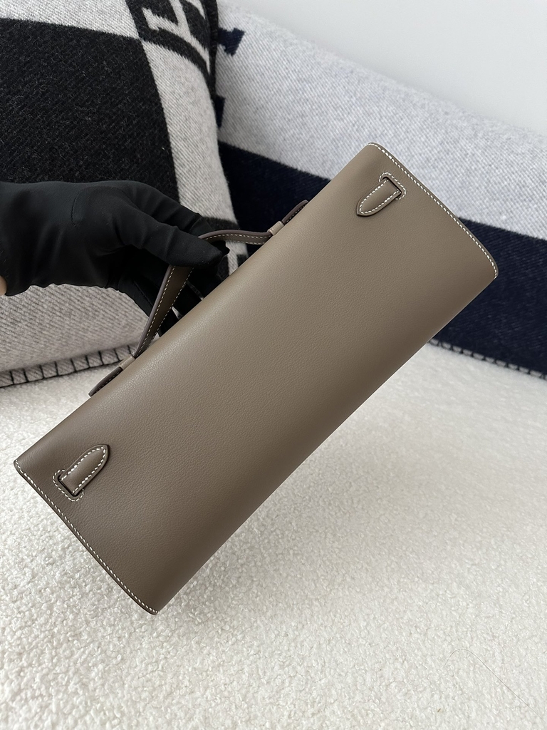 Kelly Cut 31cm Clutch in Imported Swift Calfskin, CK18 Etoupe Grey with Silver Hardware
