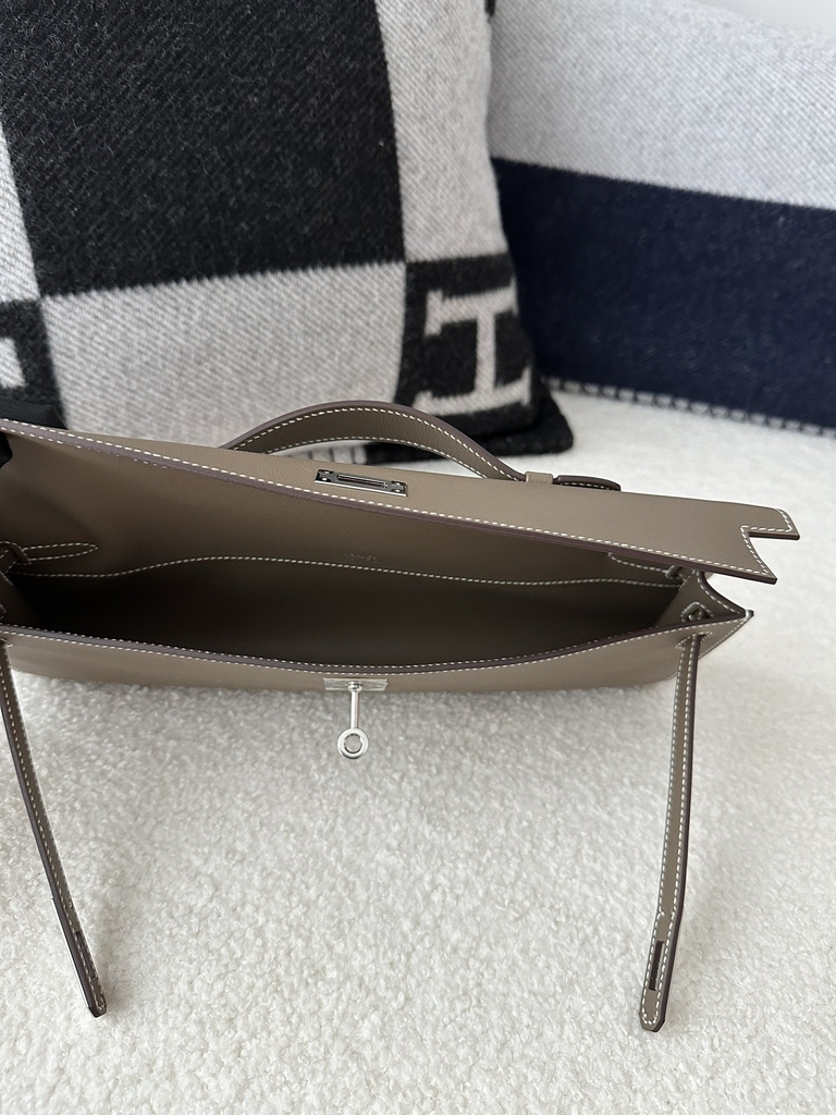 Kelly Cut 31cm Clutch in Imported Swift Calfskin, CK18 Etoupe Grey with Silver Hardware