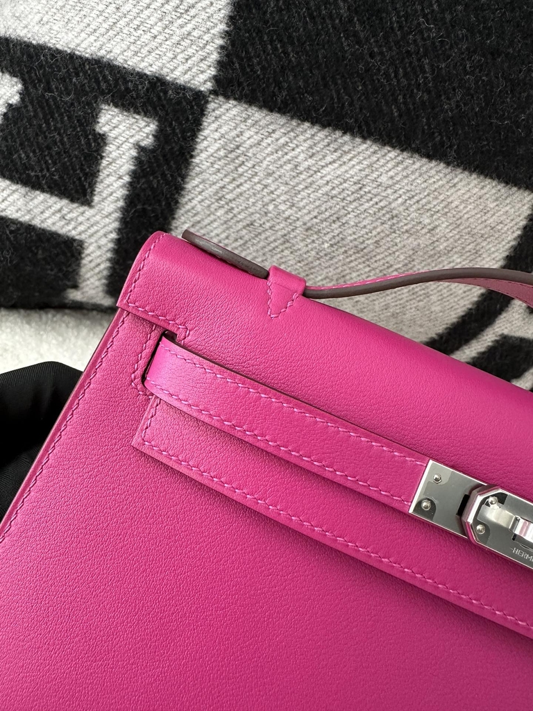 Kelly Pochette 22cm in Imported Swift Calfskin, L3 Rose Purple with Silver Hardware