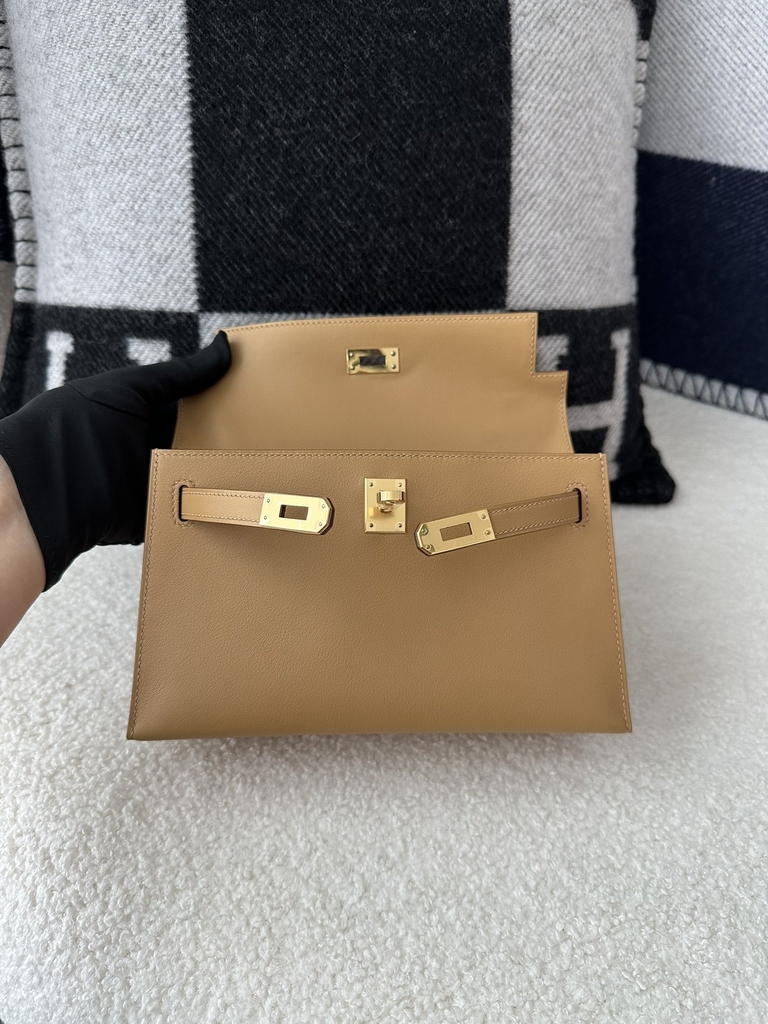 Kelly Pochette 22cm in Imported Swift Calfskin, 4B Biscuit Color with Gold Hardware