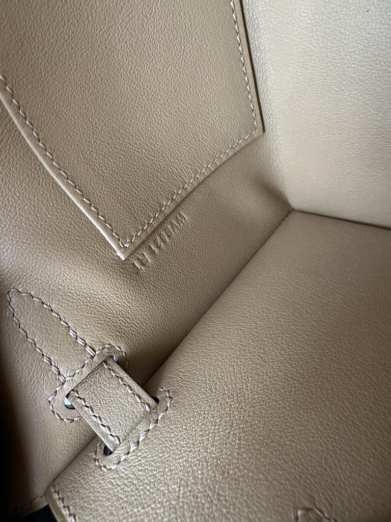 Kelly Pochette 22cm in Imported Swift Calfskin, 4B Biscuit Color with Gold Hardware