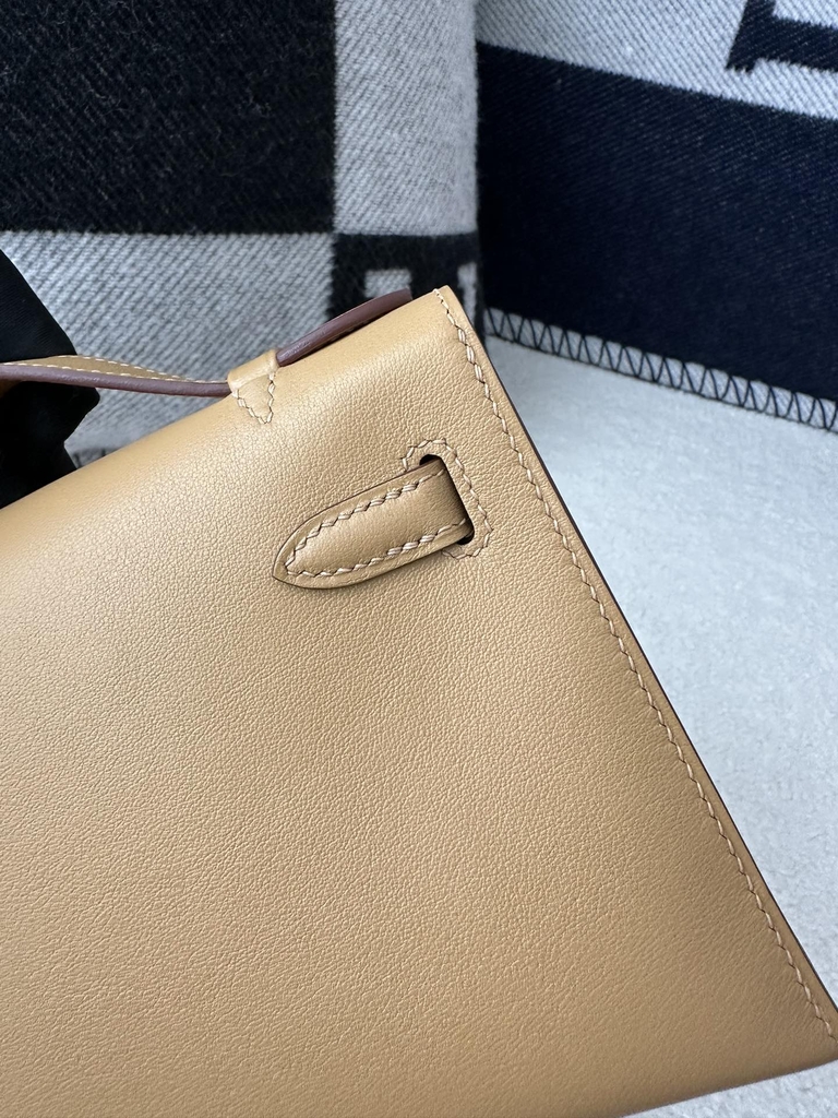 Kelly Pochette 22cm in Imported Swift Calfskin, 4B Biscuit Color with Gold Hardware