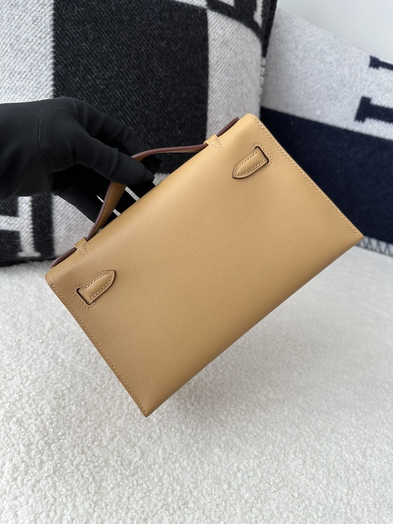 Kelly Pochette 22cm in Imported Swift Calfskin, 4B Biscuit Color with Gold Hardware